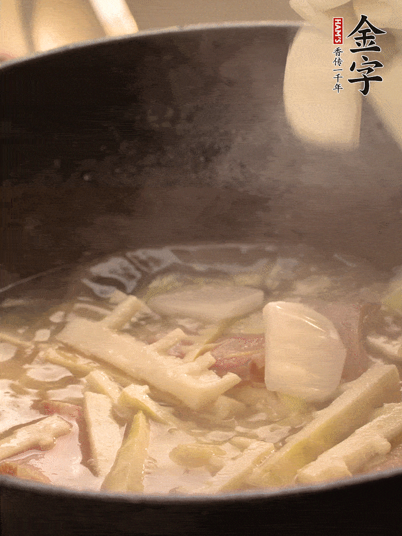 加一點(diǎn)開水后，放年糕燜2分鐘至軟。
