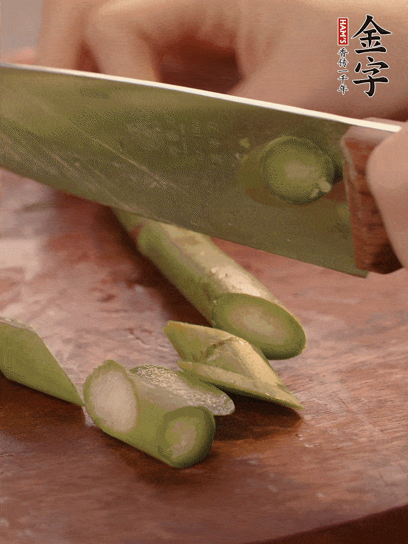 蘆筍去掉底部老的部分，斜切成段。白玉菇去掉根部，日本豆腐切成圓厚片。
