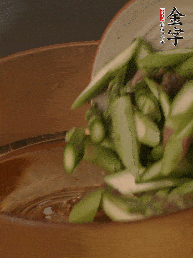 蘆筍、白玉菇焯水30秒備用。