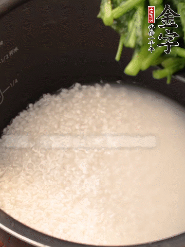 茼蒿、香腸放入浸泡好的大米，水沒(méi)過(guò)大米半指煮熟。
