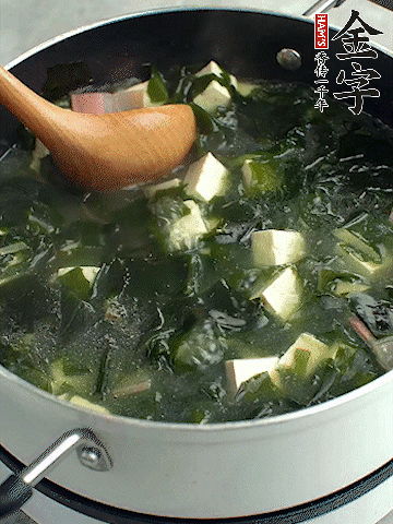 煮到沸騰后，再放入豆腐蓋蓋子煮3分鐘。