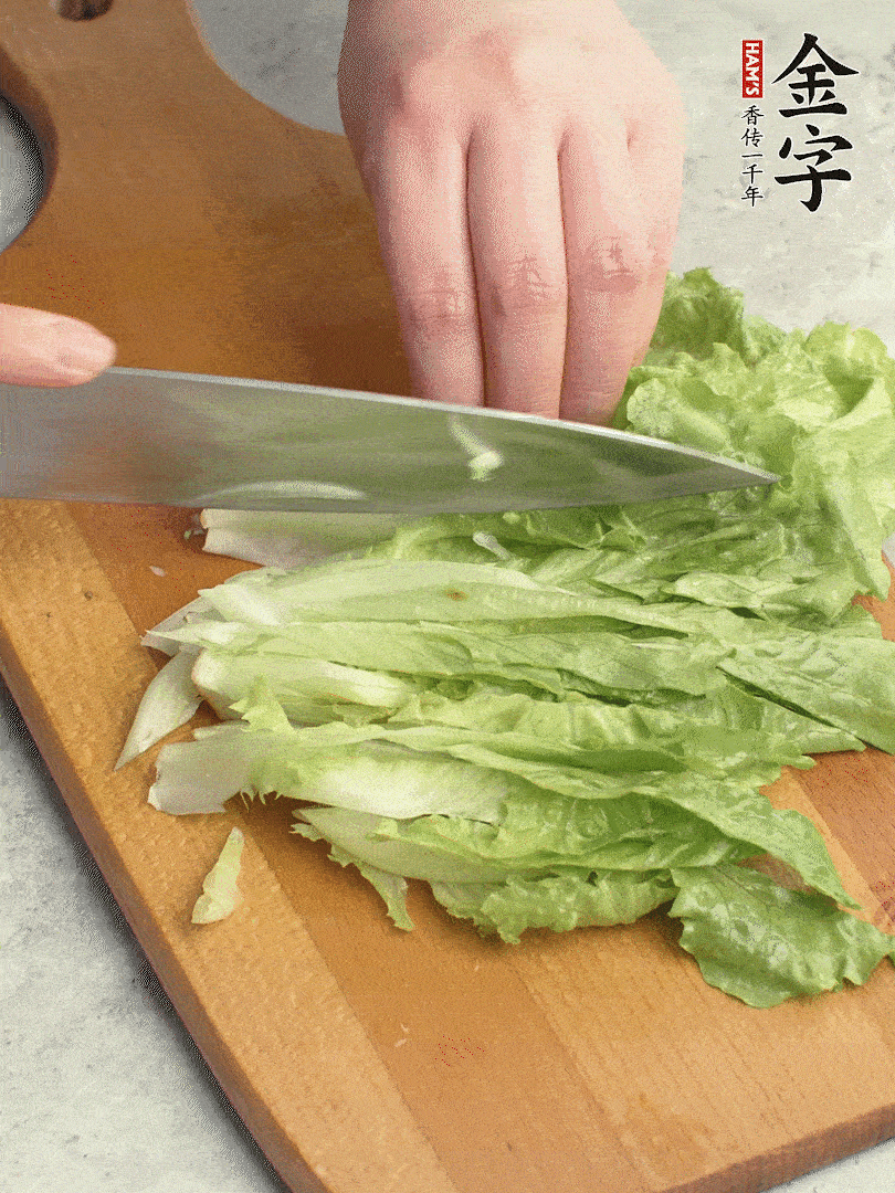 胡蘿卜、生菜、黃瓜切絲。