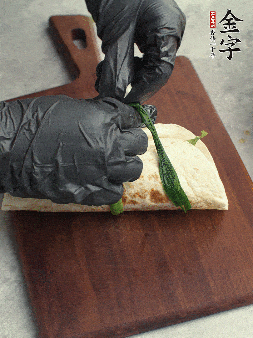 用焯過(guò)水的小蔥打結(jié)。
