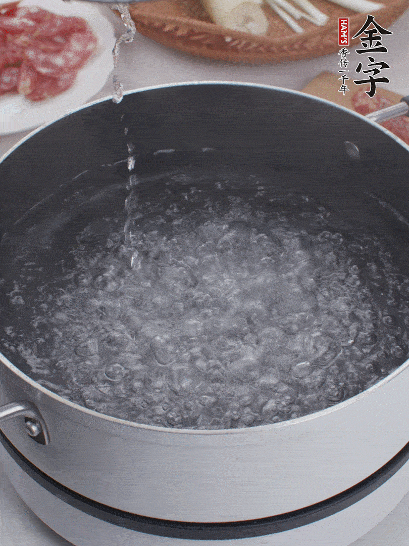 春筍去殼切片，焯水3分鐘。