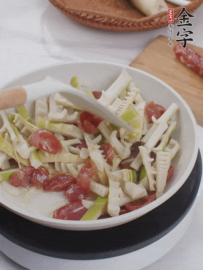 下春筍翻炒均勻，一小撮鹽調(diào)味。