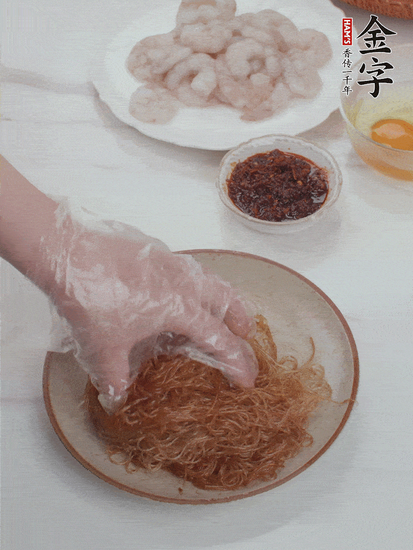 粉絲泡軟后，入沸水煮10秒，撈出后加1/2勺老抽、1/2勺食用油挑松。