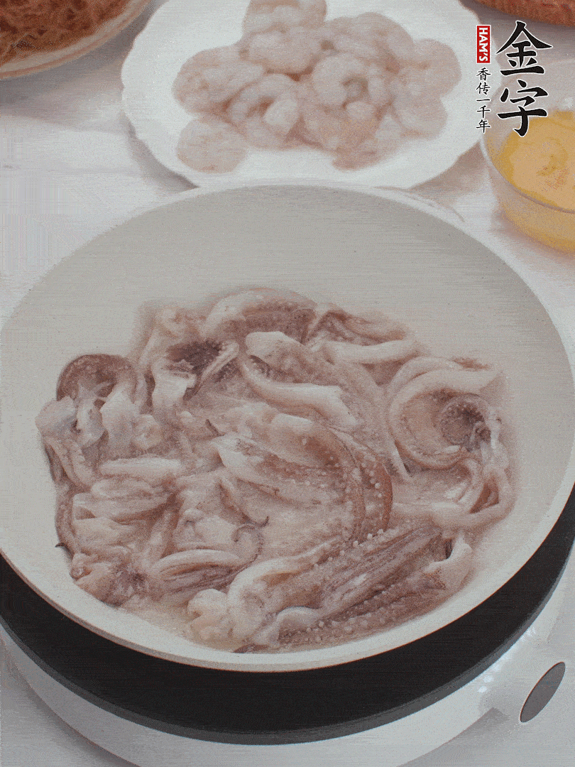 蝦仁、魷魚滑油，蛋液炒制半熟。