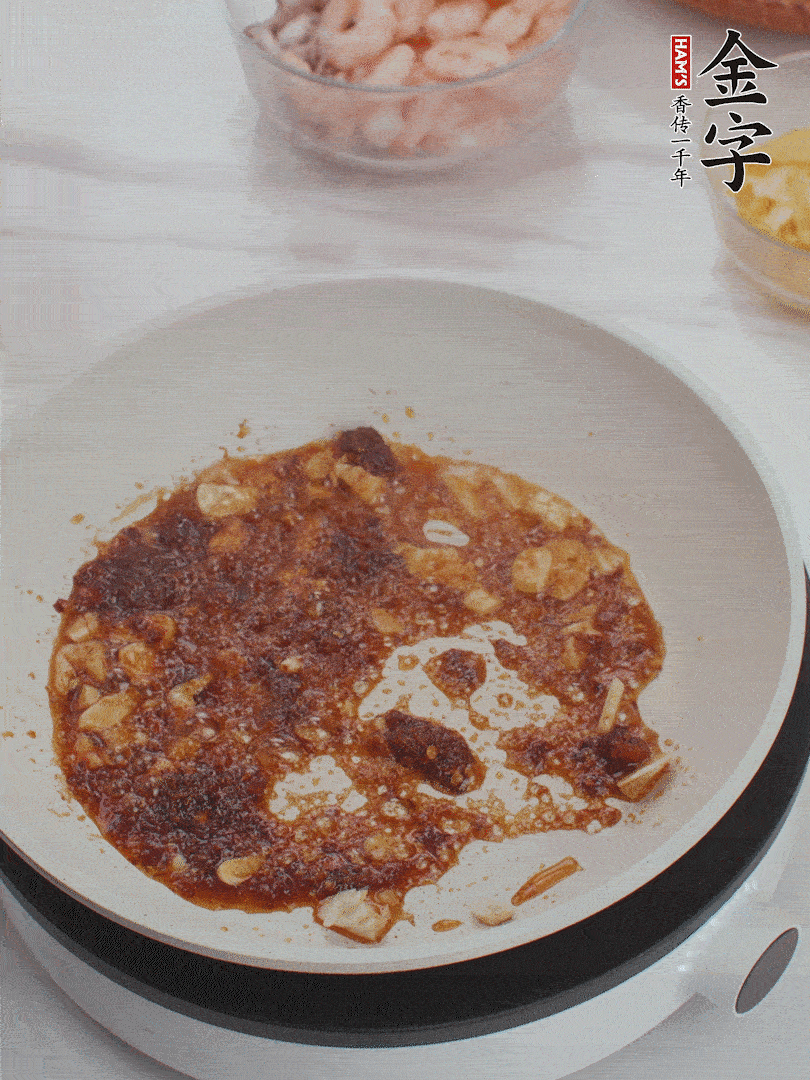 冷鍋熱油，1大勺金字火腿XO醬、蒜末炒香，倒粉絲一起炒。