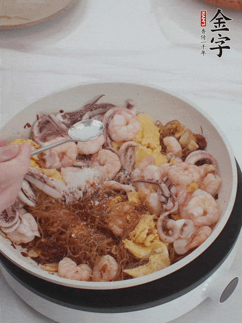 加雞蛋，蝦仁，魷魚混合。