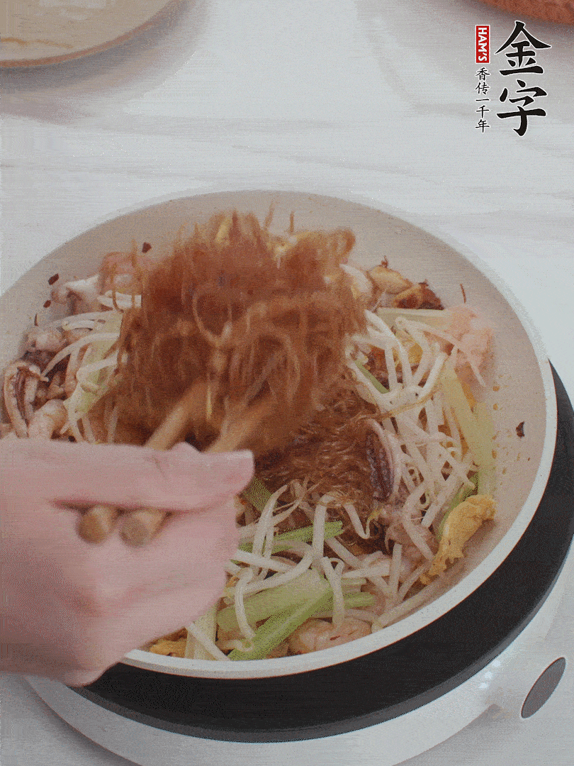 放焯好水的香芹、豆芽翻炒挑松。
