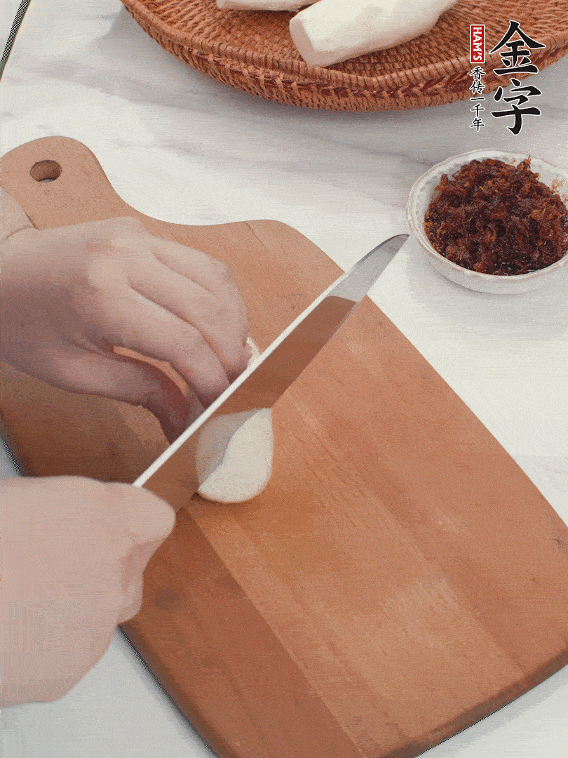 茭白剝殼，洗凈后切滾刀塊。