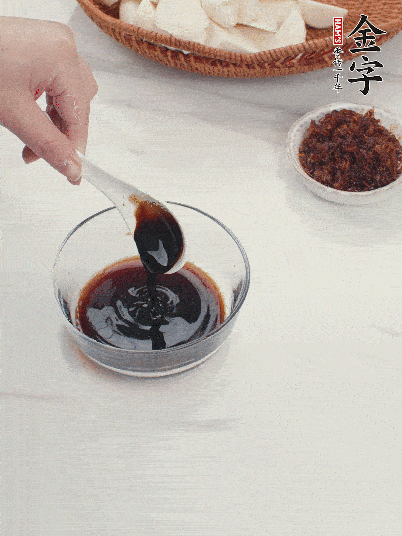 將生抽、老抽、黃酒和白砂糖在小碗里調(diào)成味汁。