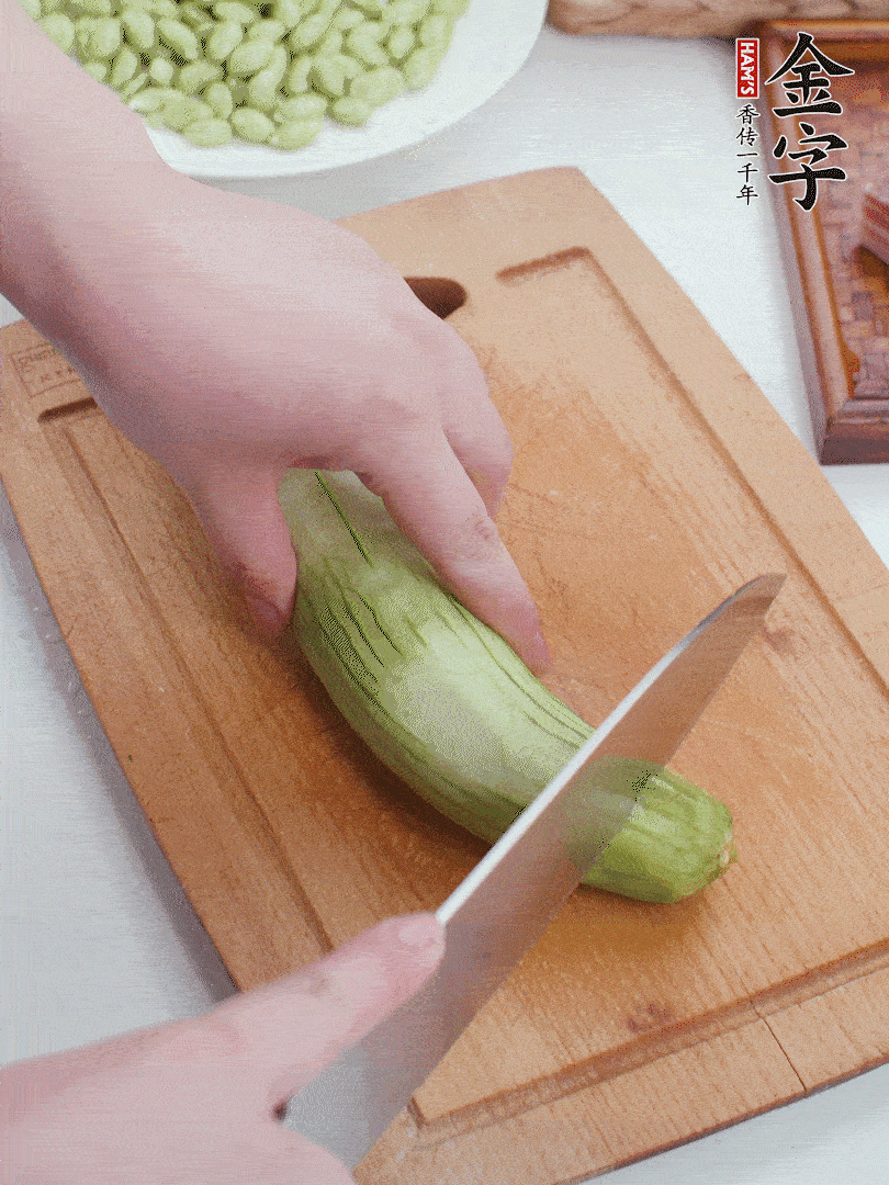 絲瓜去掉外皮，去掉兩端，切成滾刀塊。