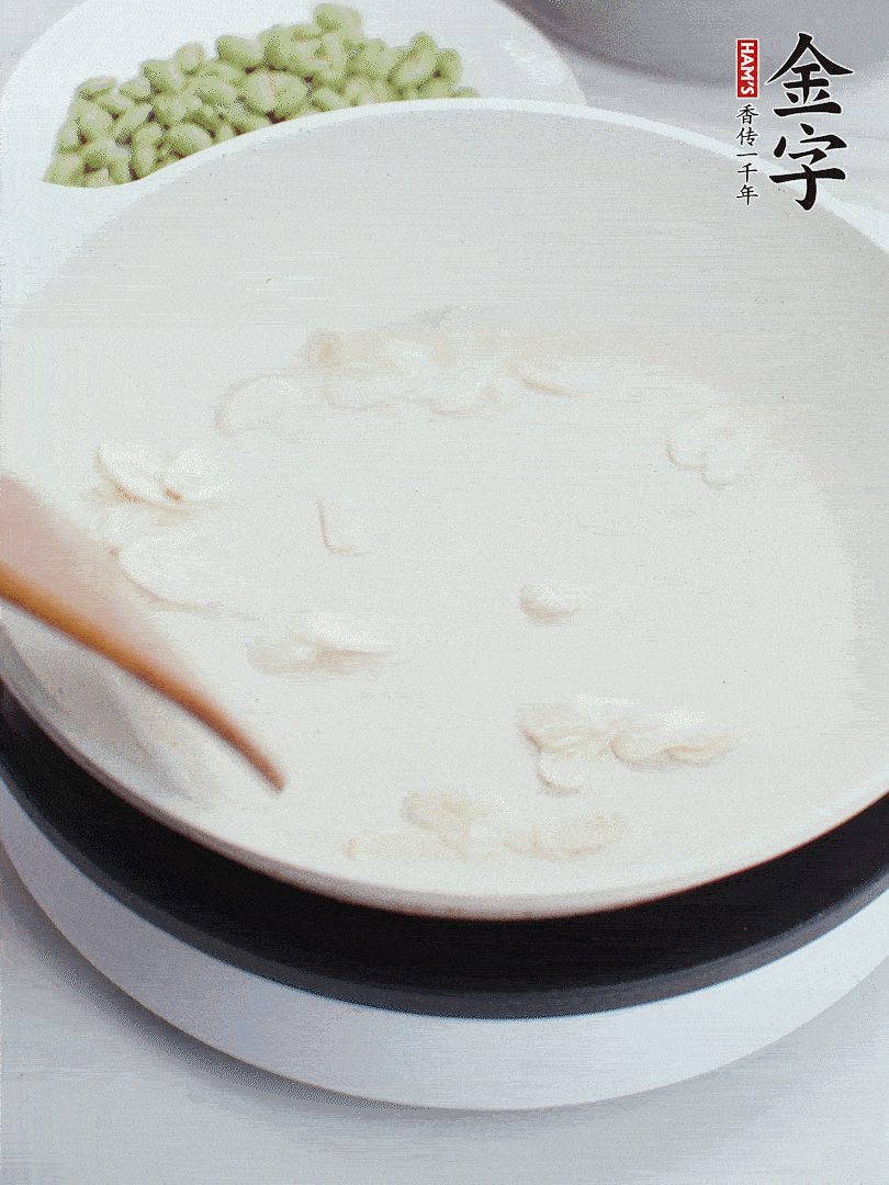 金字淡咸肉煮15分鐘，撈出切片。油5成熱時(shí)，蒜末、咸肉爆香。