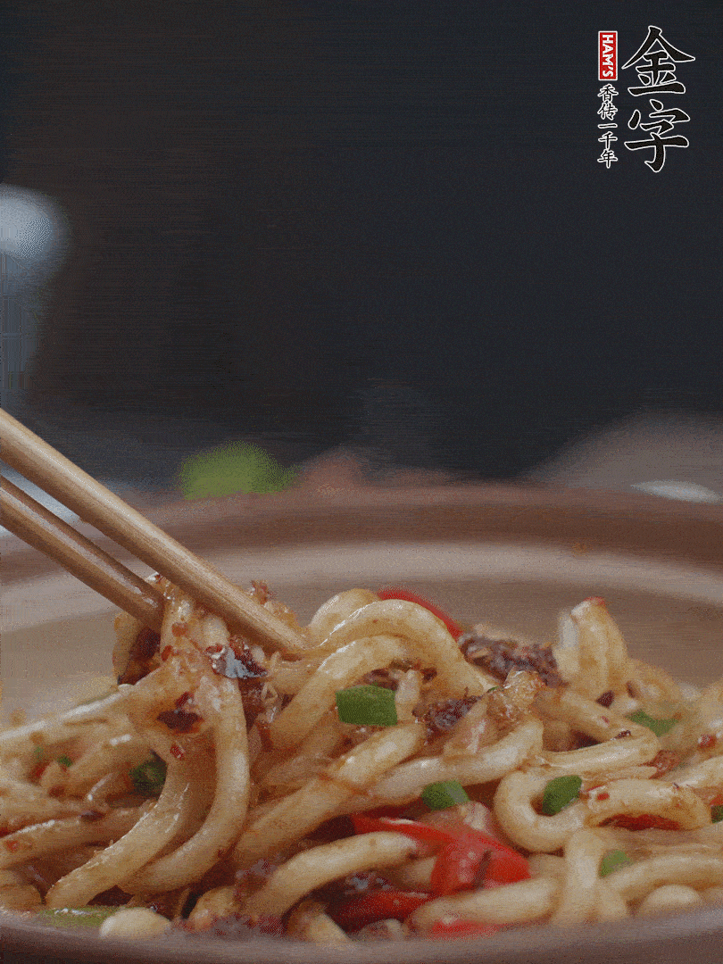 一小撮鹽調(diào)味。最后可以點綴香蔥段。