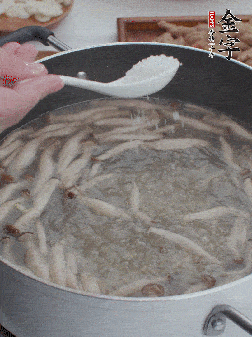 1勺鹽、一點(diǎn)胡椒粉調(diào)味。