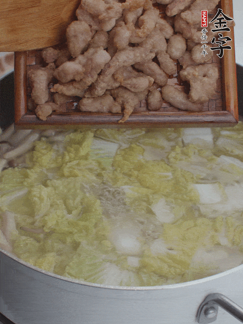 水開后煮10分鐘，下娃娃菜、小酥肉煮3分鐘。