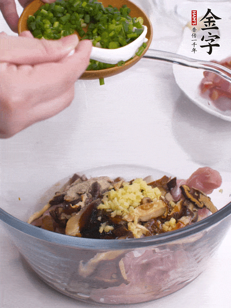 雞肉、香菇混合，加清水1/3杯、料酒1勺、蠔油1勺、鹽1勺、糖1/4勺、白胡椒1/4勺、食用油1勺、香油1/4勺、姜末、蔥花，攪拌均勻腌制2小時。
