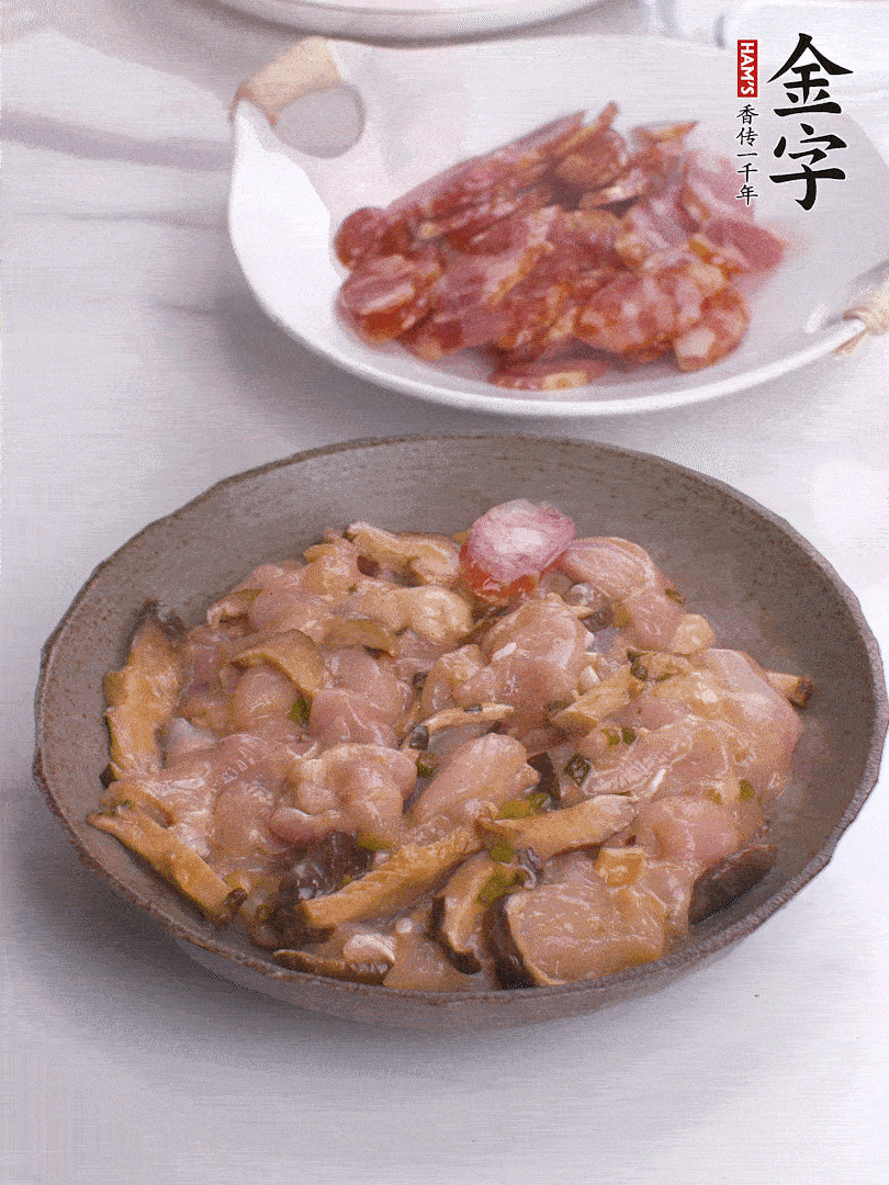 腌制后，雞肉中加淀粉1勺，頂部碼上香腸片。