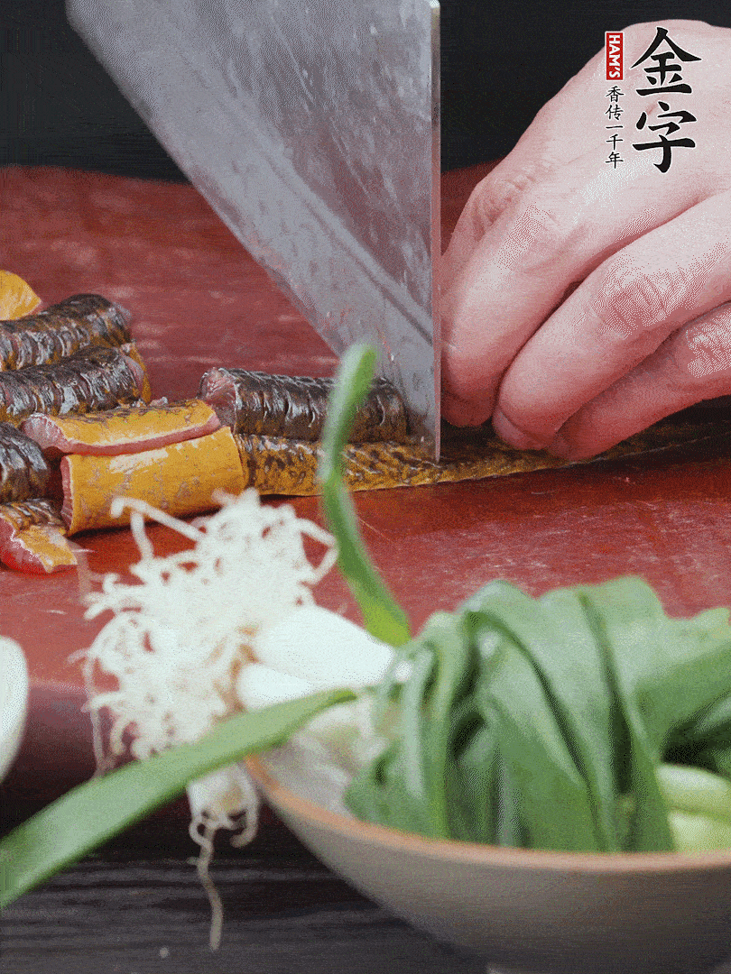 黃鱔去內(nèi)臟洗凈，切花刀斬段。沸水下鍋，加黃酒焯水去血沫。