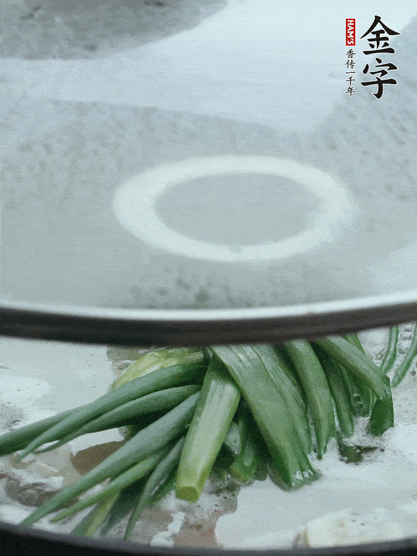 加蔥結(jié)去腥，大火開(kāi)后中火燒20分鐘。