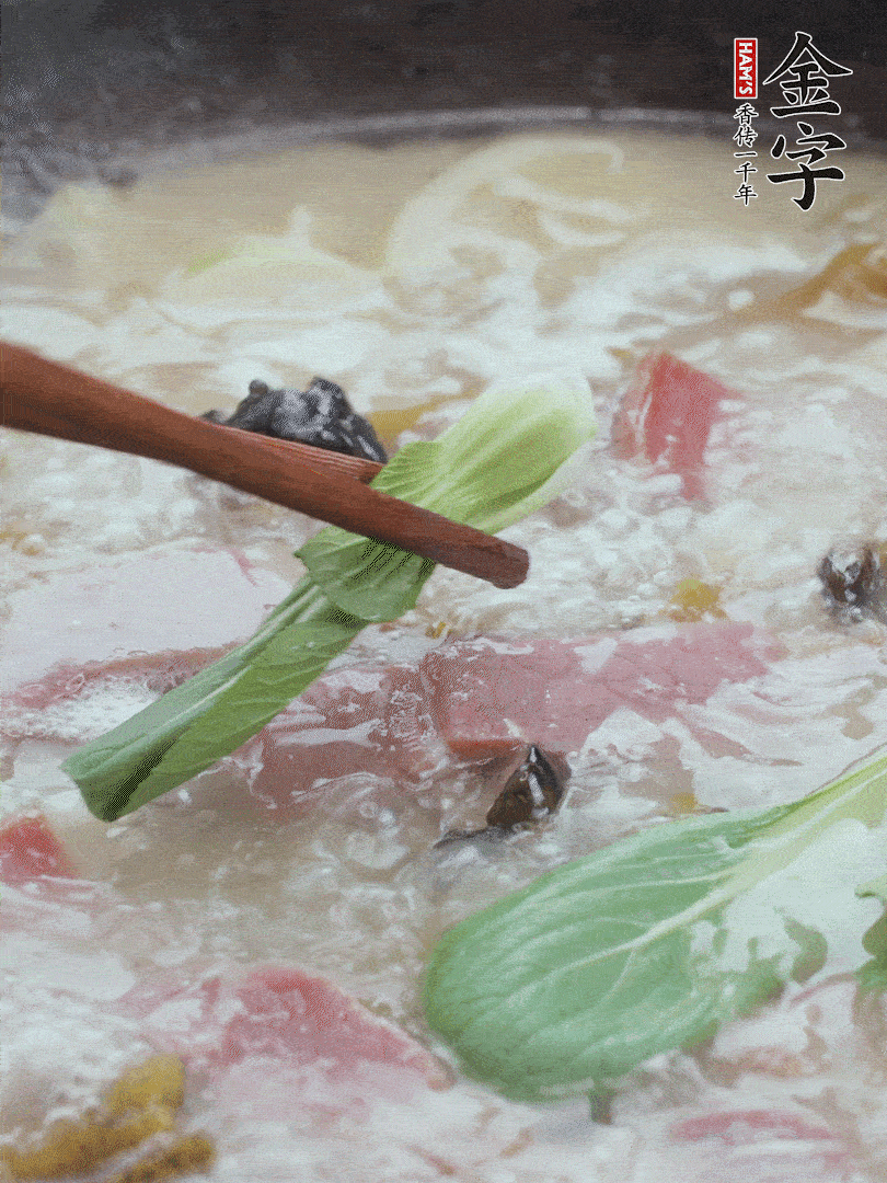 撈出蔥結(jié)，小菜心點(diǎn)綴。