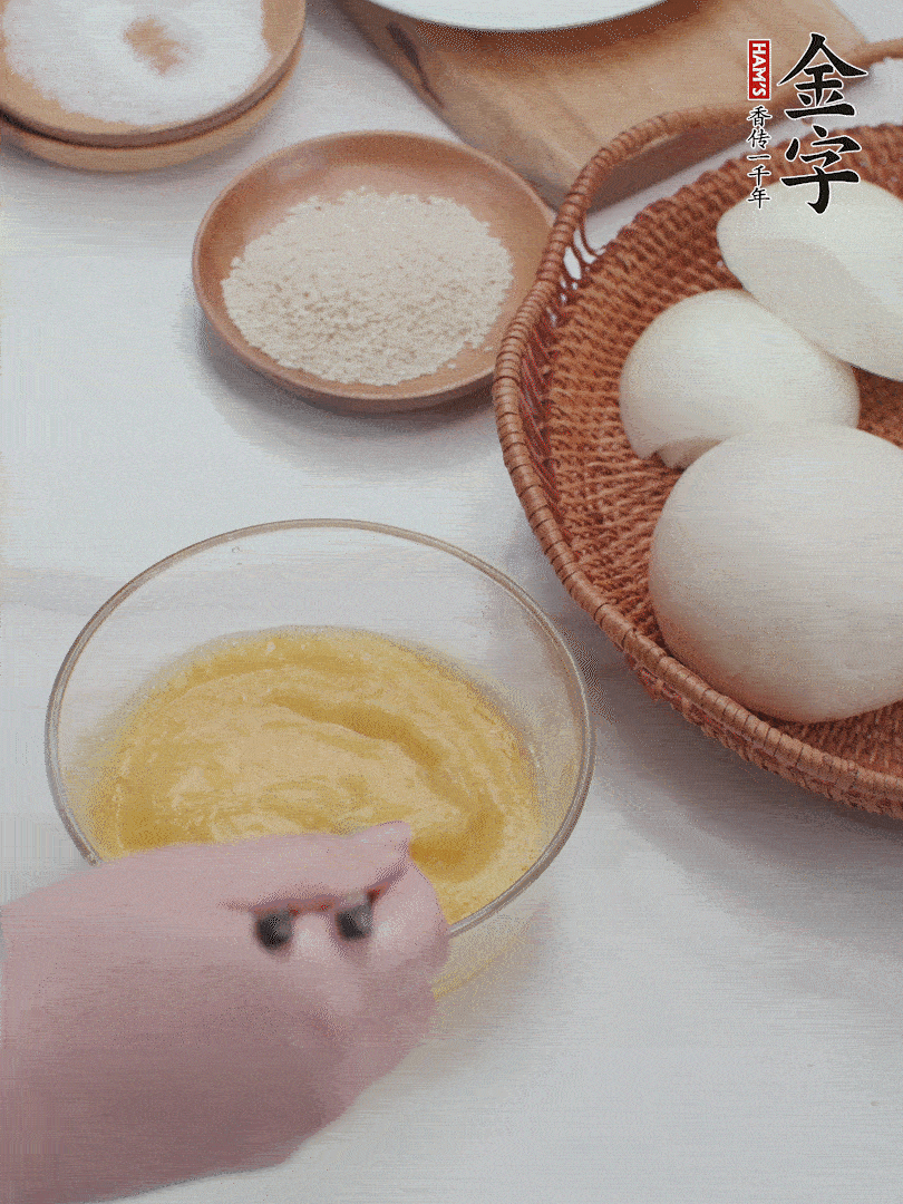 2個(gè)雞蛋加入1小勺鹽、1/2小勺胡椒粉打散。