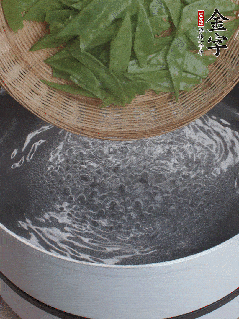 甜豆莢撕掉老筋，斜切兩半，焯水1分鐘。