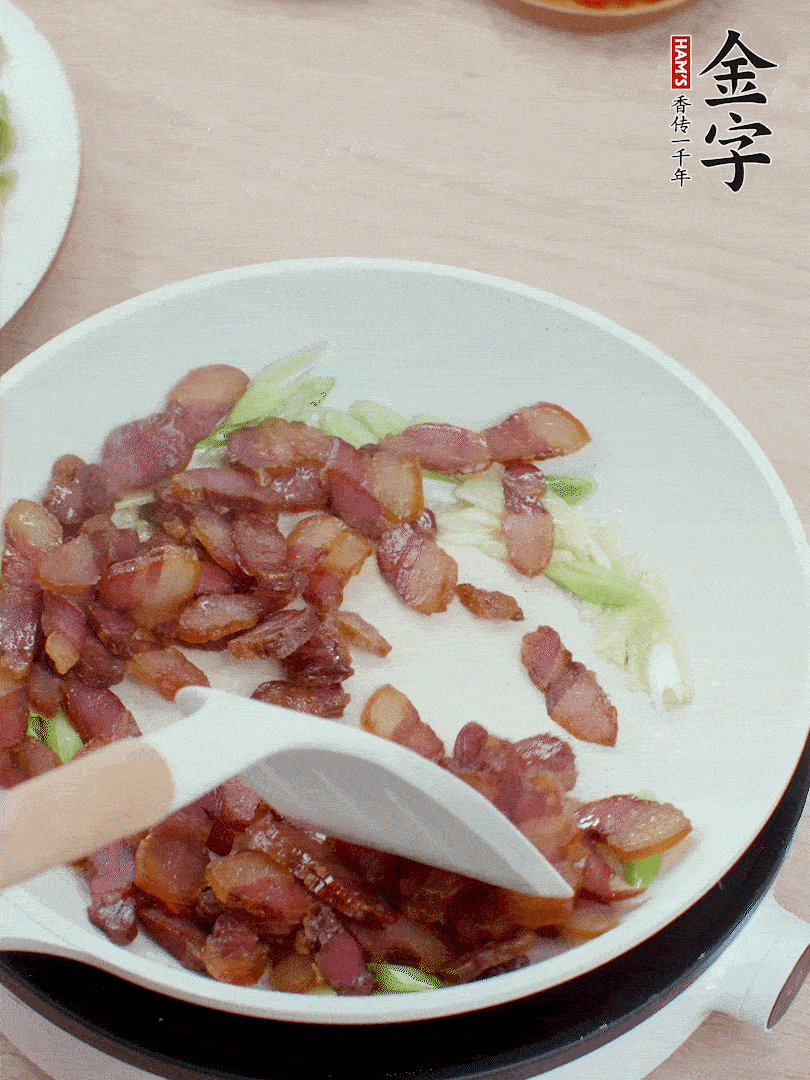 鍋中少許油，姜、蒜白爆香，下臘肉煸出油脂。