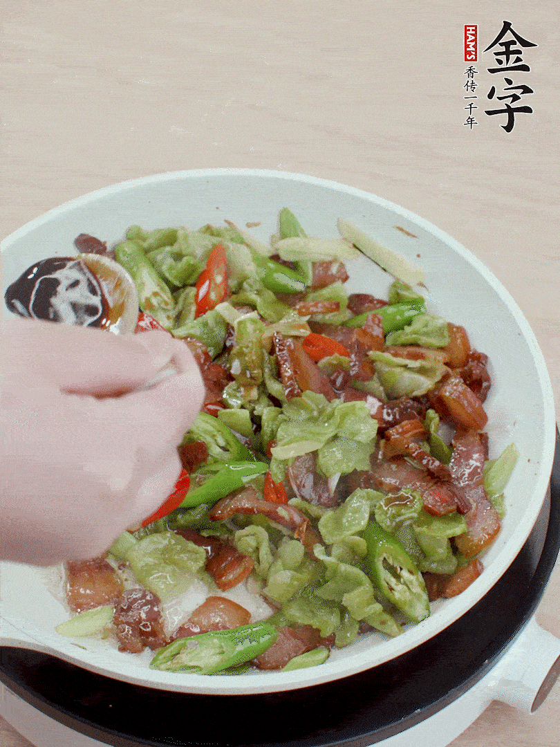 2勺生抽調(diào)味，最后撒蒜葉。