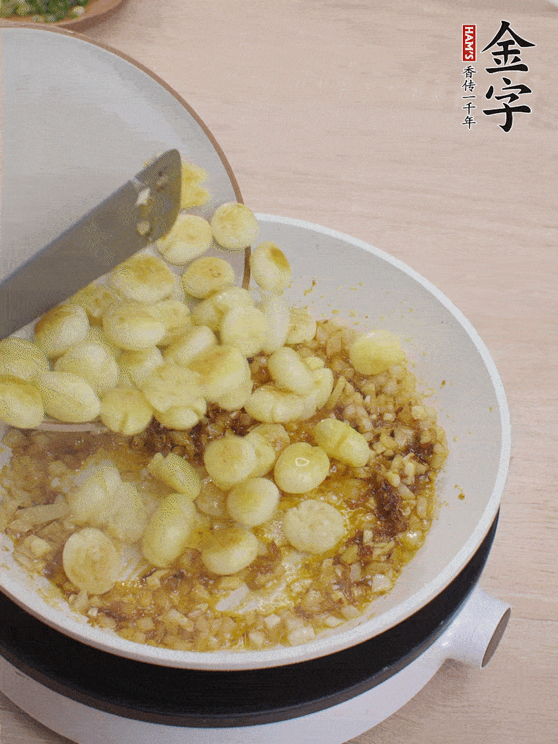 下小土豆翻炒均勻。