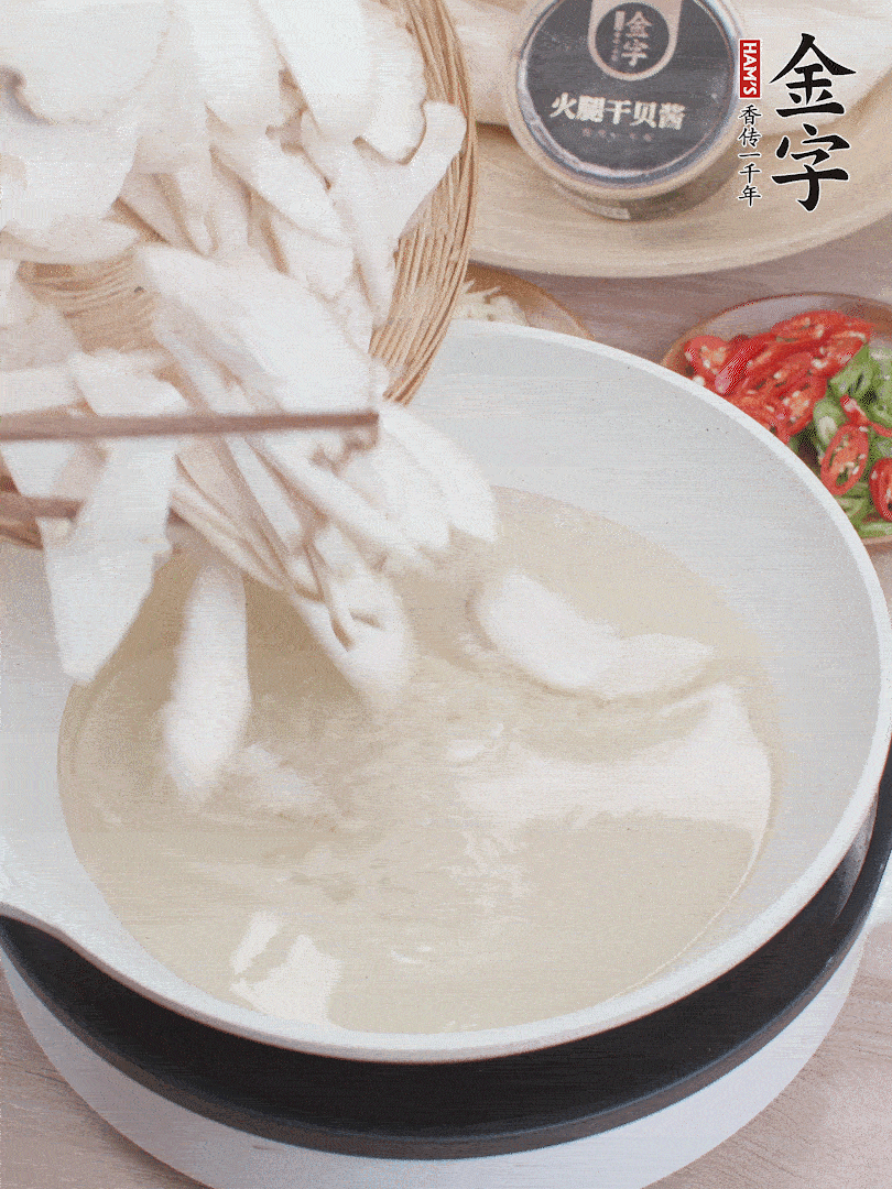 杏鮑菇切成片，油溫7層熱炸2分鐘。