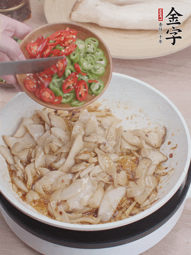 下杏鮑菇、青紅辣椒炒出香味。