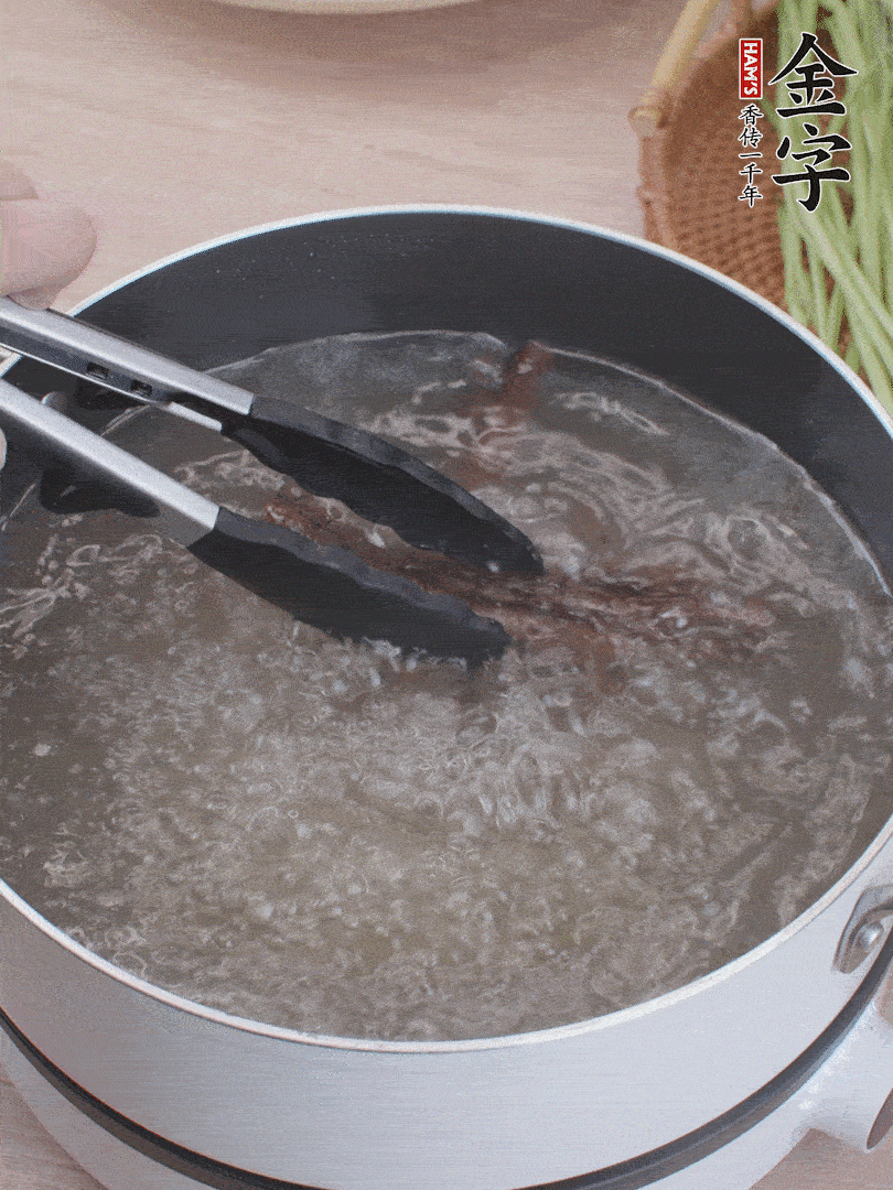金字醬油肉下鍋煮10分鐘，切薄片。