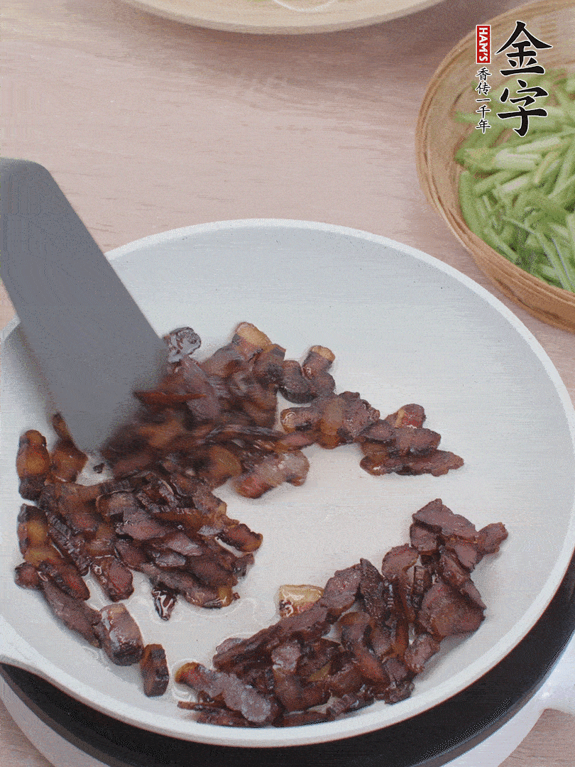 起鍋熱油，煸香醬油肉。