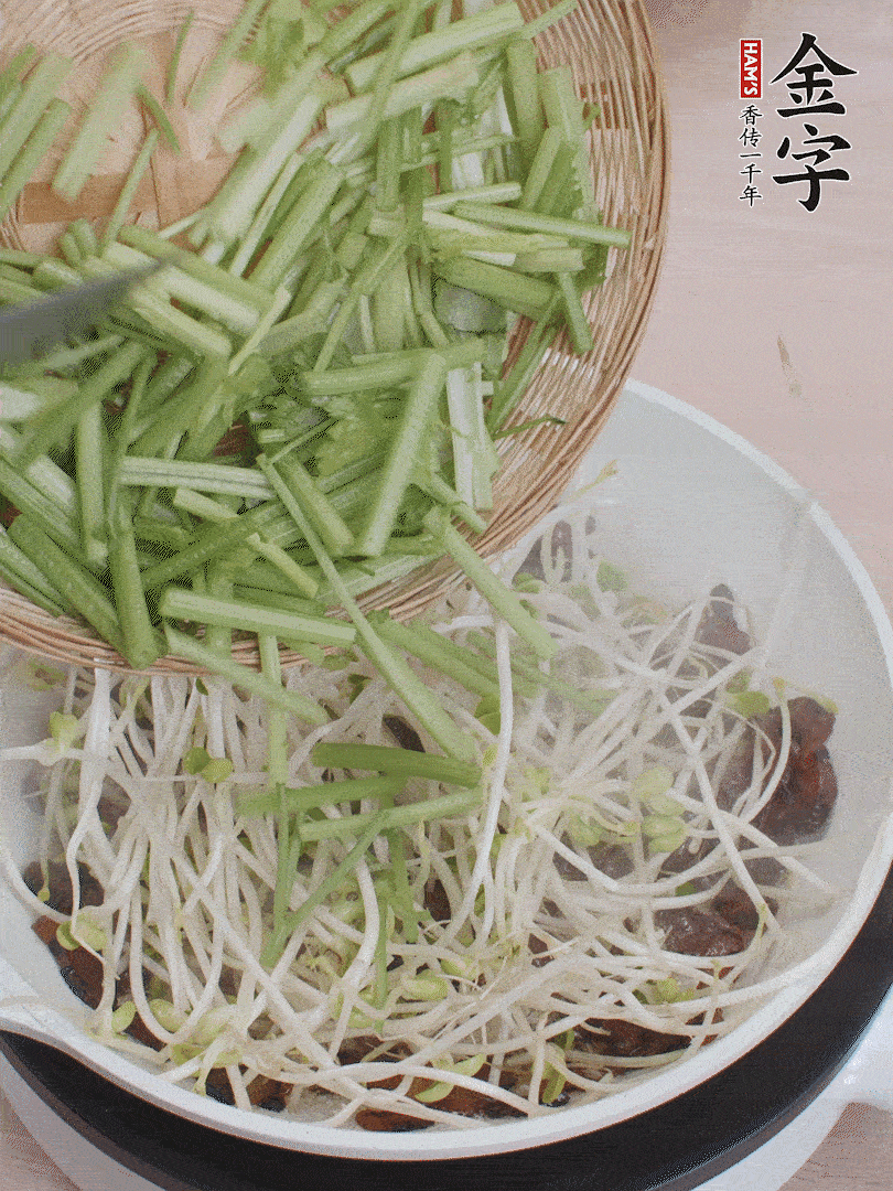 下豆芽、香芹翻炒均勻。