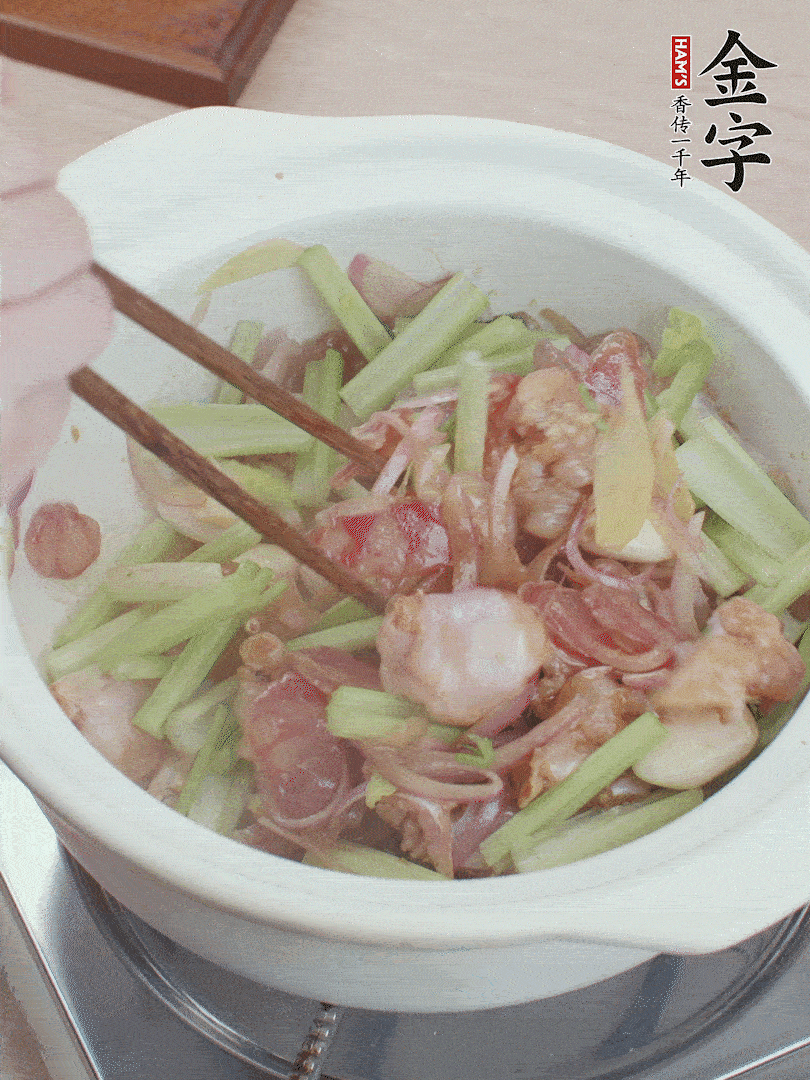 下牛蛙、芹菜、香腸翻炒。