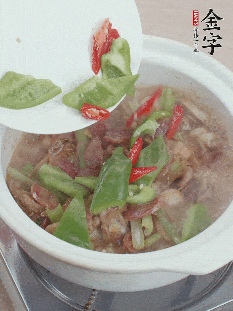 下綠菜椒，翻炒1分鐘。