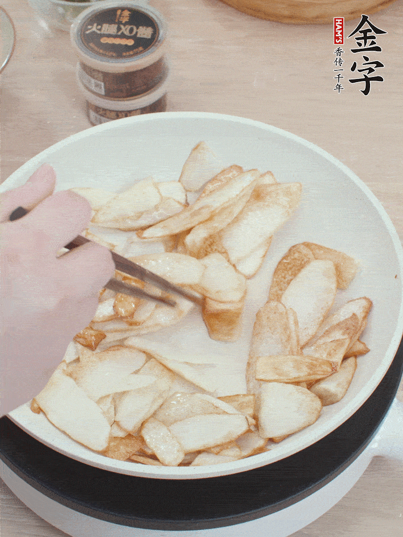 鍋中熱油，山藥煎至兩面金黃。