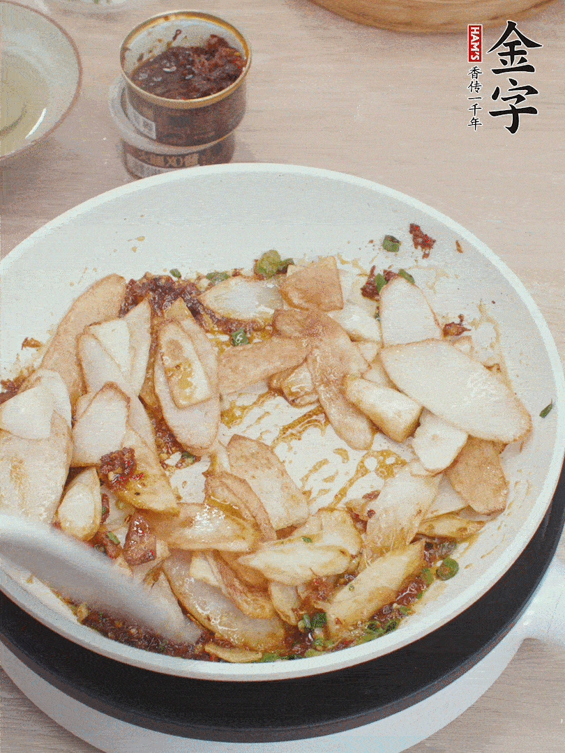 下山藥炒勻，撒蔥花。