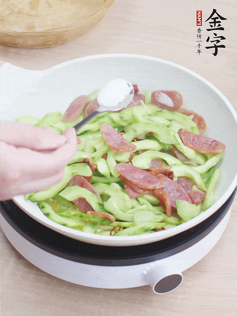淋點開水，半勺白糖、1勺生抽調(diào)味。