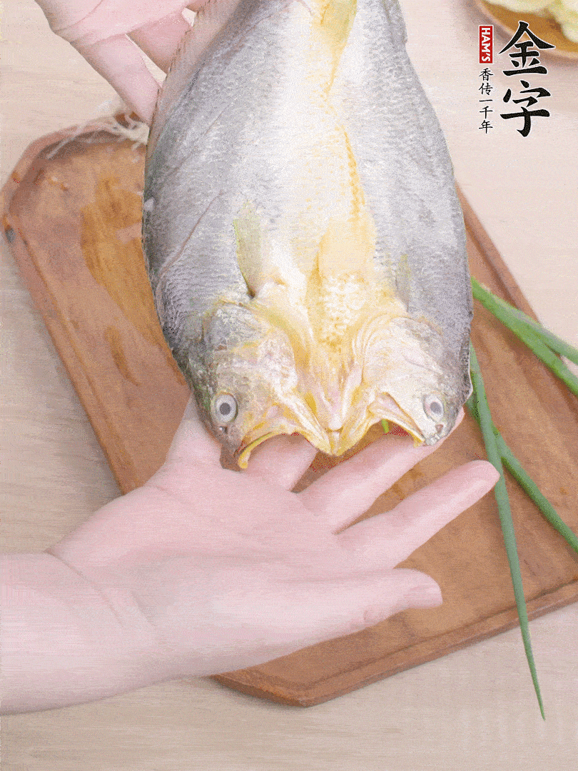 黃魚背部開刀，洗凈切花刀。適量鹽涂抹魚身兩面。
