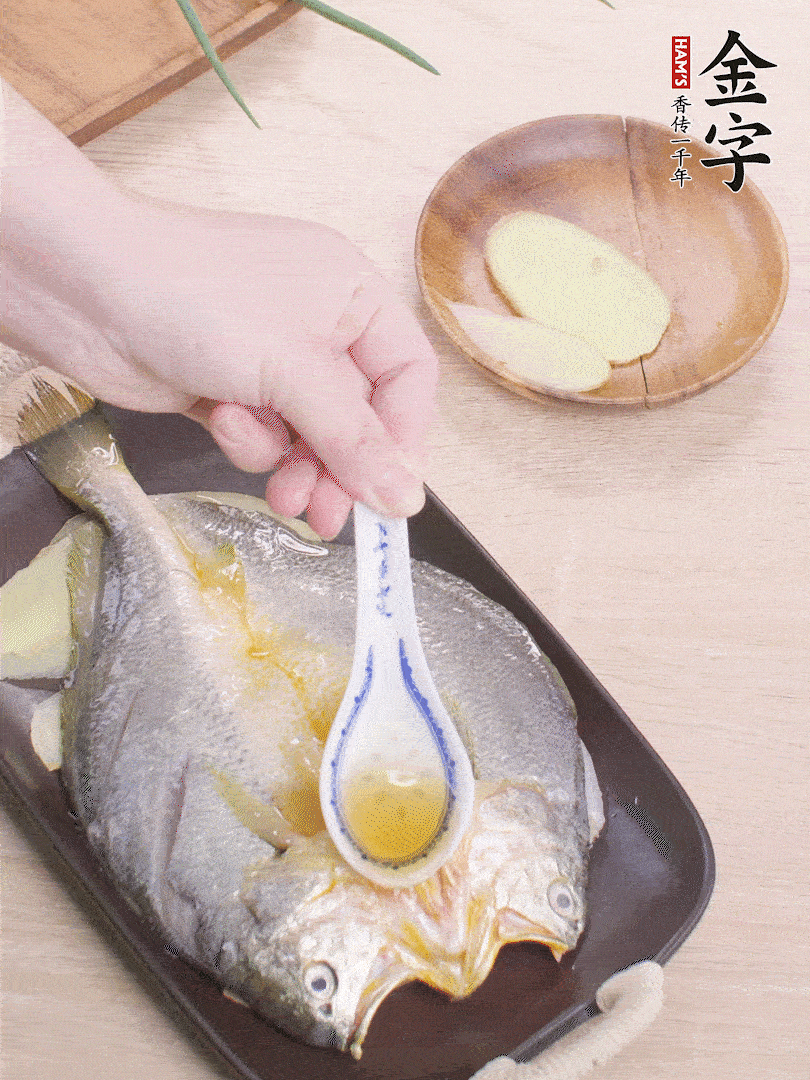 盤底鋪姜片，放黃魚，淋2勺料酒。
