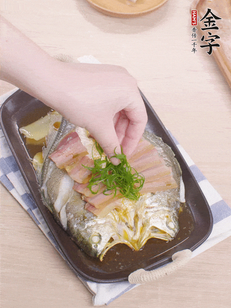 取出姜蔥，淋2勺蒸魚豉油，擺蔥絲。