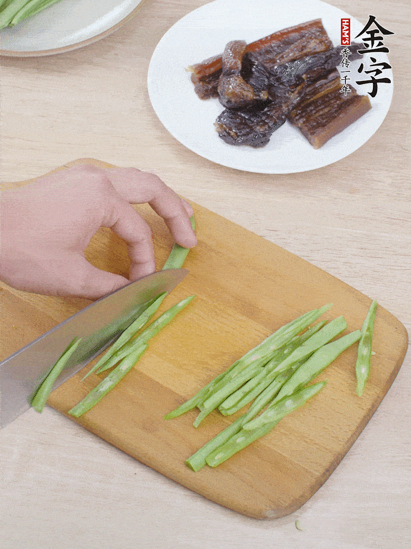 四季豆切絲。
