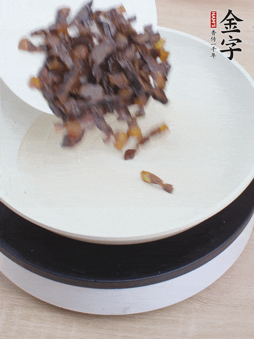油熱倒醬油肉，編出香味。