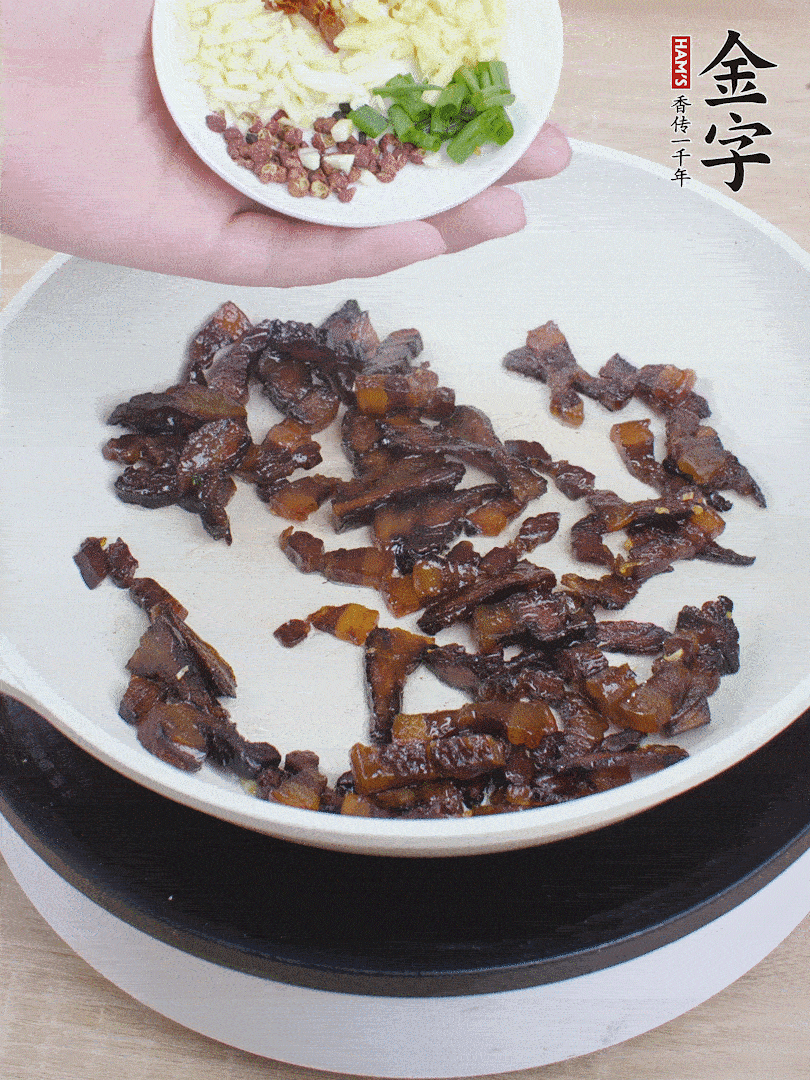 下蔥姜蒜、干辣椒、花椒粒炒香。