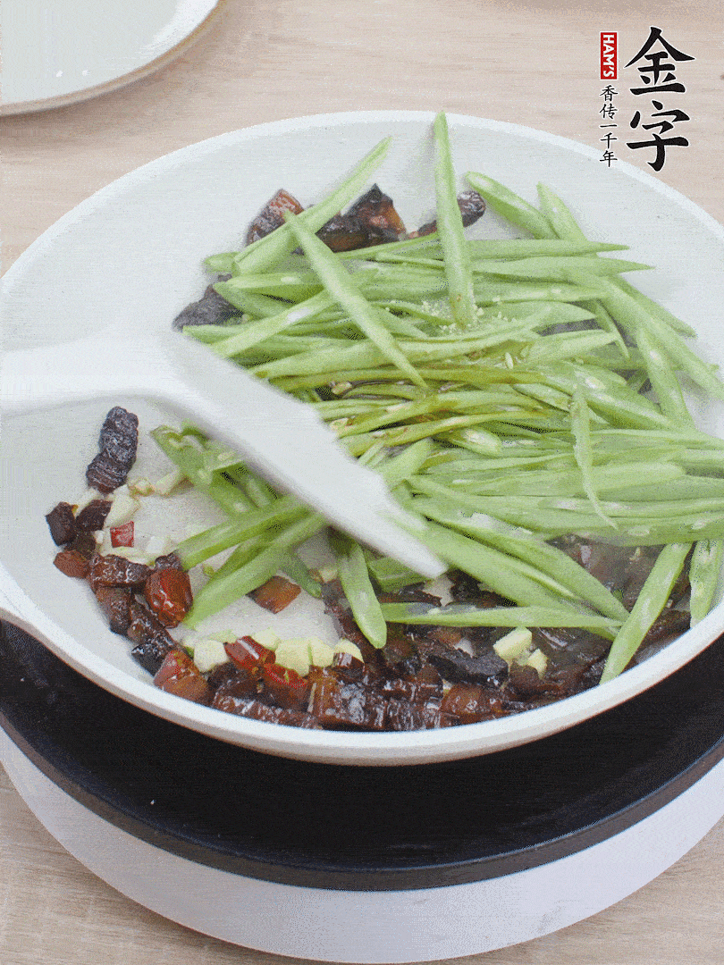 下豆角，生抽、雞精調(diào)味，炒到斷生。