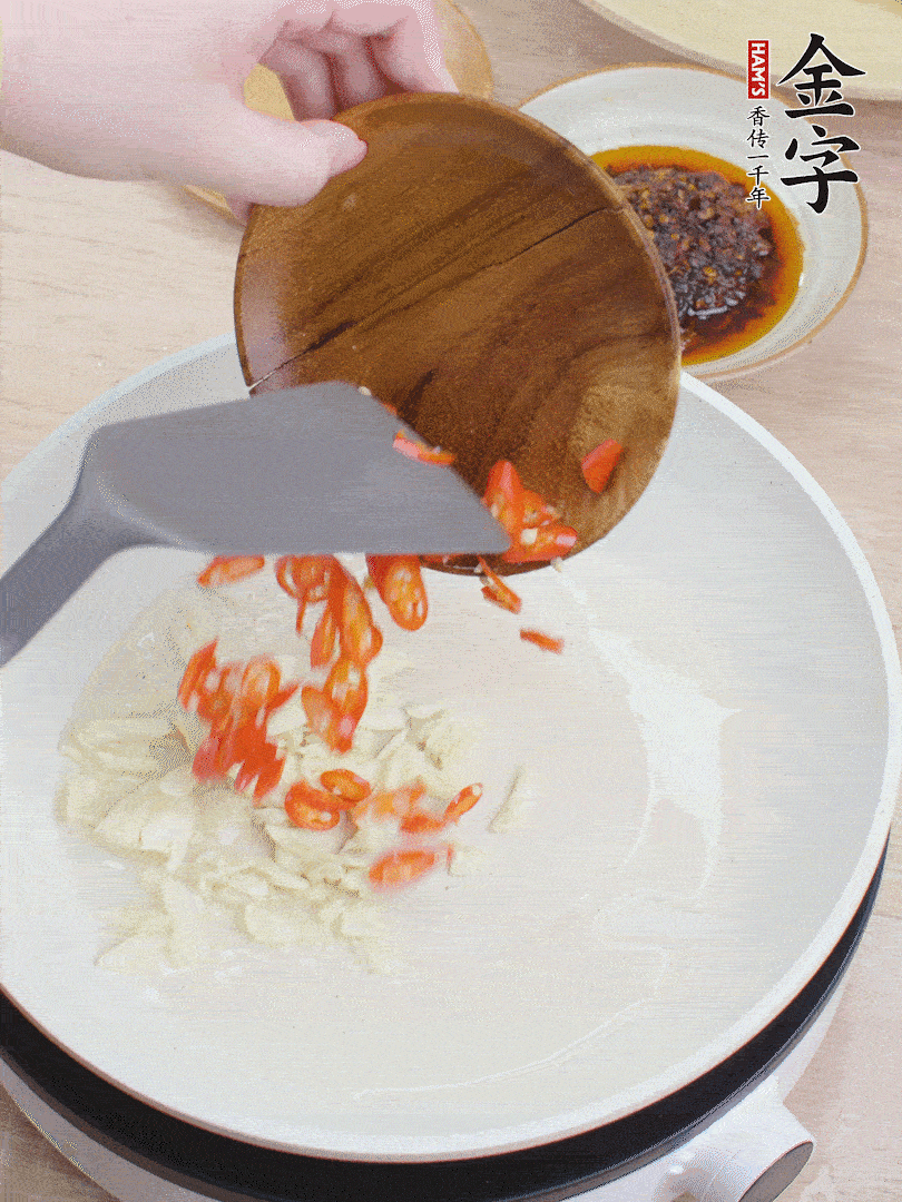 油熱煸香蒜末、辣椒。