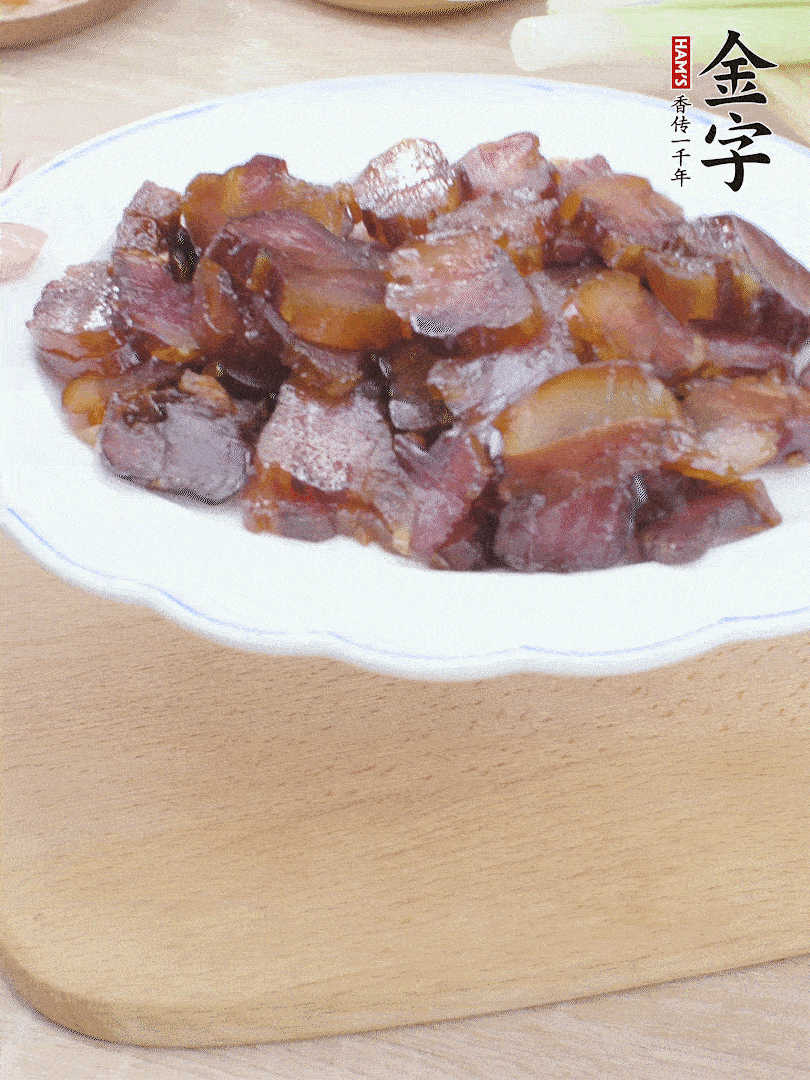 金字醬油肉水煮15分鐘，切薄片。